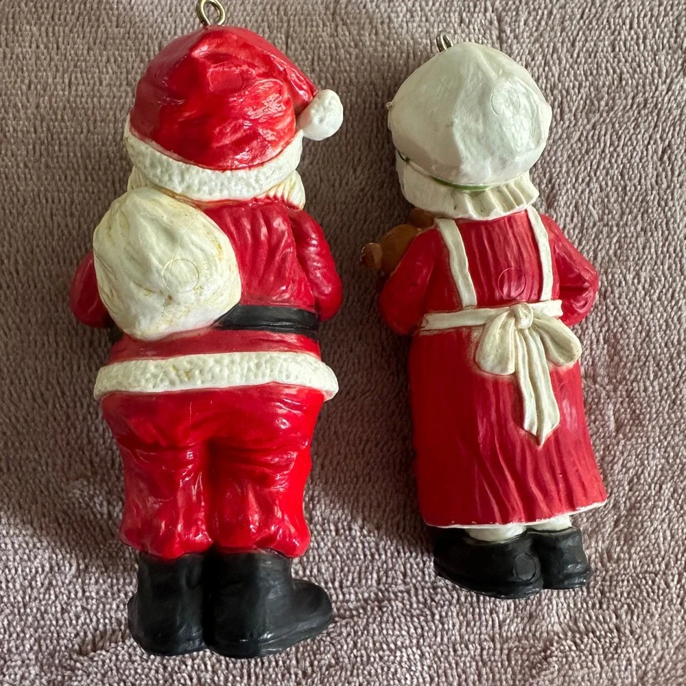 Holiday Memories Collector Ornament‎ Santa and Mrs. Claus with Box Made in Macau